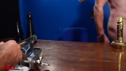 Mack Manus se folla a rebelde sin condón