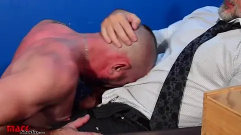 Mack Manus défonce un minet délinquant bareback