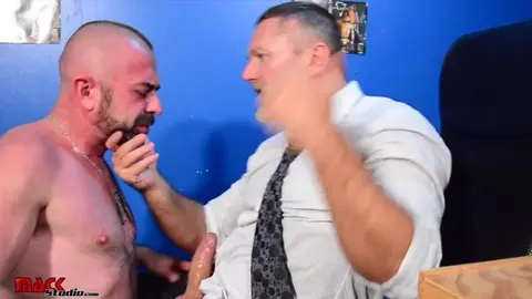 Mack Manus se folla a rebelde sin condón