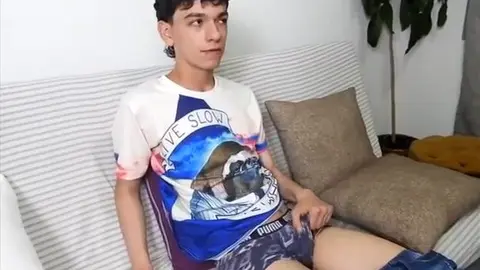 Nico joven latino caliente se toca en vivo