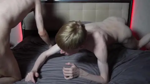 Matty Aiden et son mec twink baisent en direct maison