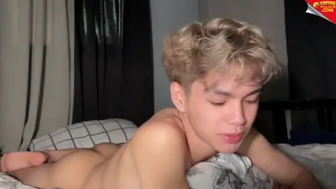 Chico sexy se pajea solo en la webcam