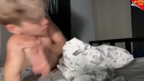 Chico sexy se pajea solo en la webcam