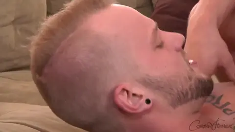 Tom défonce le cul de Colt sans mercy