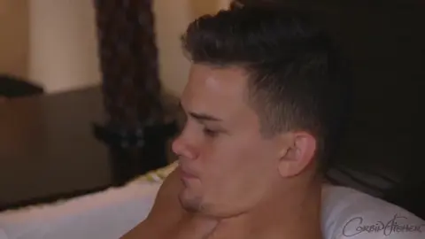 Luke llena el culo de Colt de leche