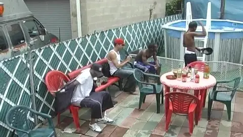 Twink recibe dos pollas en gangbang crudo