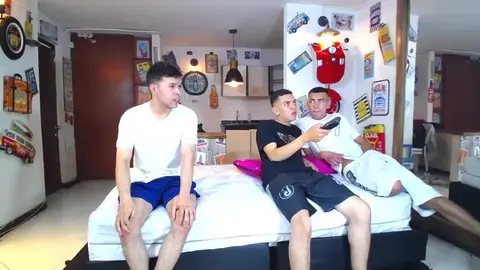 Orgie de minets twinks : baise extrême en groupe