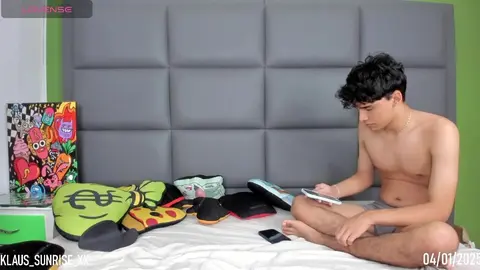 Minet actif se branle devant la cam