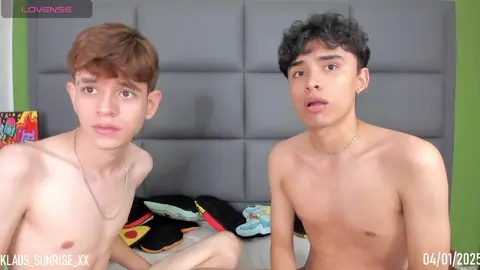 Twink wichst sich vor der Kamera ab