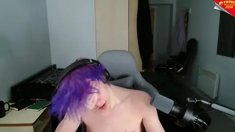 Chico joven cachondo en cam en vivo - polarny05 se masturba