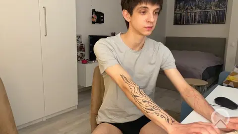 Chico joven travieso en vivo se toca la polla